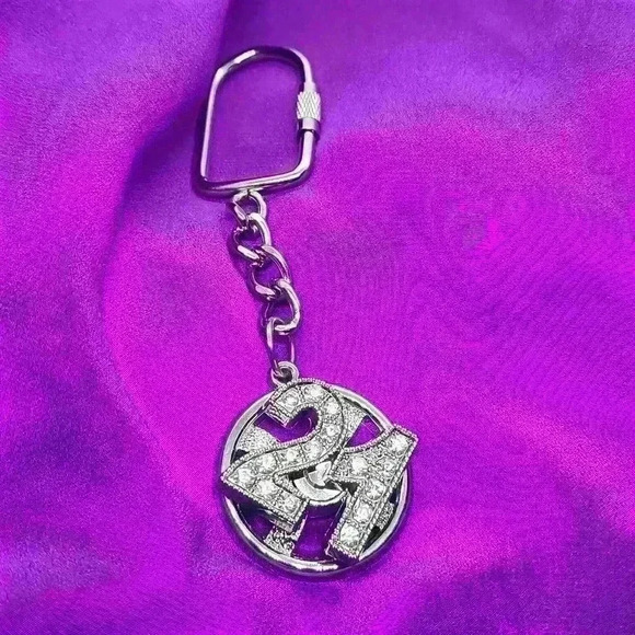 Vintage number 21 good luck spinner Keychain - Picture 1 of 5